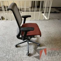 Lote 002 - 6 Sillas operativas con ruedas, descansabrazos, asiento en tela color rojo y respaldo en malla color beige - Imagen 5