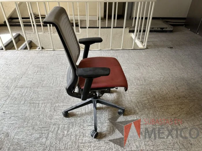 Lote 002 - 6 Sillas operativas con ruedas, descansabrazos, asiento en tela color rojo y respaldo en malla color beige - Imagen 5
