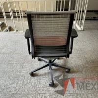 Lote 002 - 6 Sillas operativas con ruedas, descansabrazos, asiento en tela color rojo y respaldo en malla color beige - Imagen 6