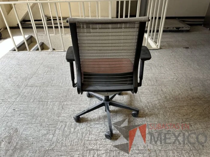 Lote 002 - 6 Sillas operativas con ruedas, descansabrazos, asiento en tela color rojo y respaldo en malla color beige - Imagen 6