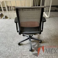 Lote 002 - 6 Sillas operativas con ruedas, descansabrazos, asiento en tela color rojo y respaldo en malla color beige - Imagen 7