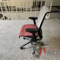 Lote 002 - 6 Sillas operativas con ruedas, descansabrazos, asiento en tela color rojo y respaldo en malla color beige - Imagen 8