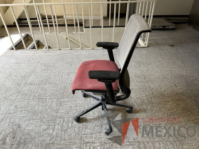 Lote 002 - 6 Sillas operativas con ruedas, descansabrazos, asiento en tela color rojo y respaldo en malla color beige - Imagen 8