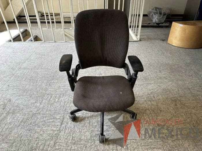 Lote 016 - 4 Sillas operativas con ruedas, descansabrazos, asiento y respaldo en tela color café