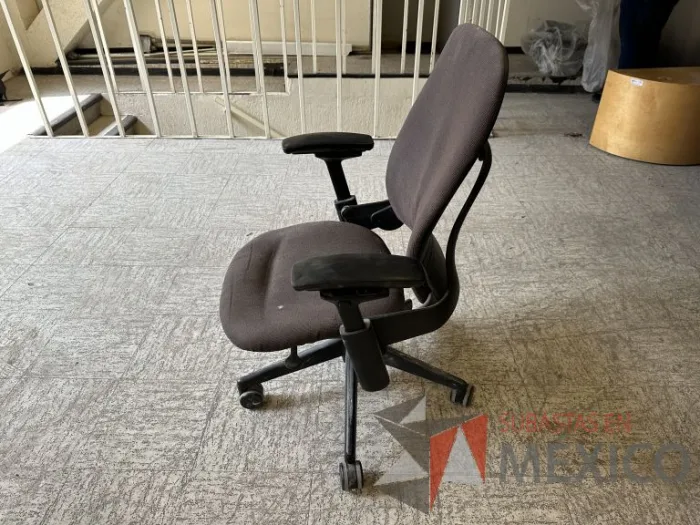 Lote 016 - 4 Sillas operativas con ruedas, descansabrazos, asiento y respaldo en tela color café - Imagen 6