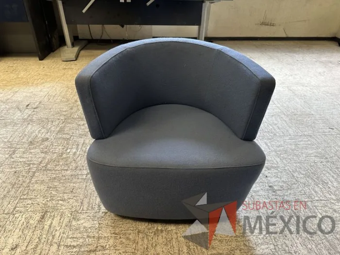 Lote 024 - 2 Sillones de 1 plaza con asiento y respaldo en tela color azul
