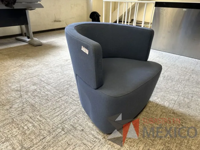 Lote 024 - 2 Sillones de 1 plaza con asiento y respaldo en tela color azul - Imagen 3