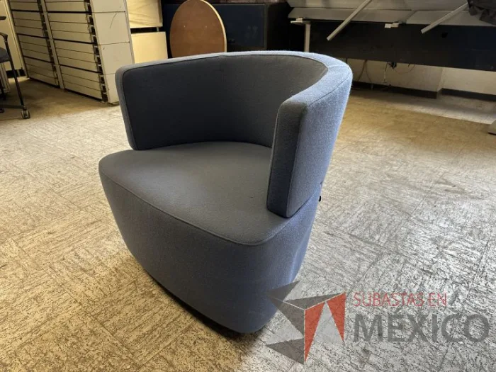 Lote 024 - 2 Sillones de 1 plaza con asiento y respaldo en tela color azul - Imagen 4