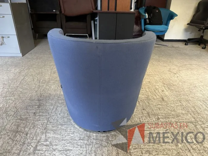 Lote 024 - 2 Sillones de 1 plaza con asiento y respaldo en tela color azul - Imagen 5