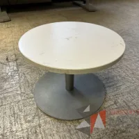 Lote 005 - Mesa de apoyo circular con base metálica y cubierta color blanco