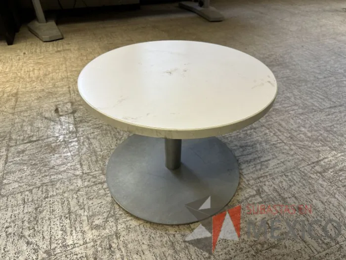 Lote 005 - Mesa de apoyo circular con base metálica y cubierta color blanco