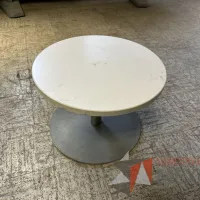 Lote 005 - Mesa de apoyo circular con base metálica y cubierta color blanco - Imagen 3
