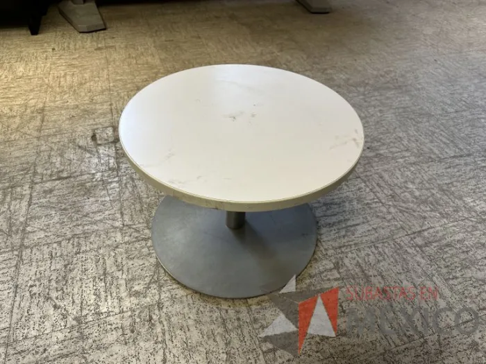 Lote 005 - Mesa de apoyo circular con base metálica y cubierta color blanco - Imagen 3