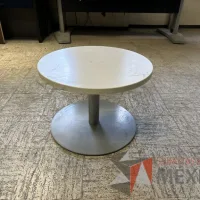 Lote 005 - Mesa de apoyo circular con base metálica y cubierta color blanco - Imagen 4