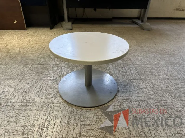 Lote 005 - Mesa de apoyo circular con base metálica y cubierta color blanco - Imagen 4