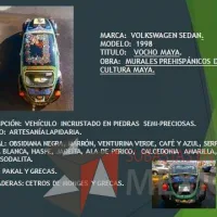 Lote 014 - Volkswagen Sedan 1998 "Vocho Maya" - Decorado con más de 24,300 minerales: obsidiana, jadeíta, calcedonia, calamita y otros. - Imagen 3