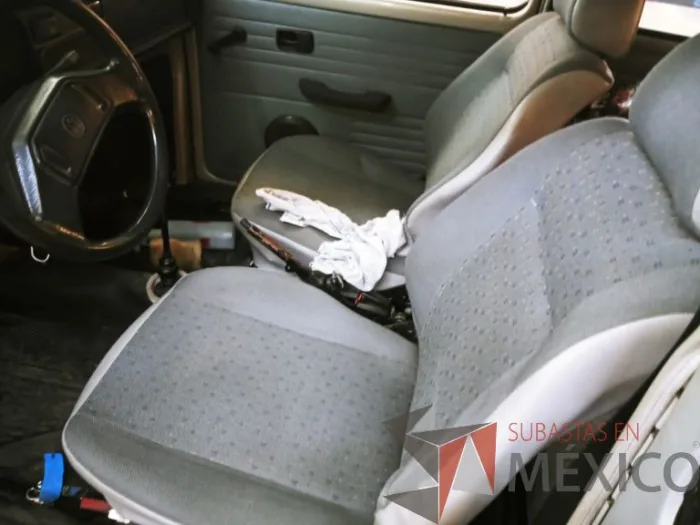 Lote 013 - Volkswagen Sedan 1994 “Vocho Teotihuacano” - Decorado con más de 19,800 Piedras Semipreciosas de Ocho tipos distintos, entre ellas Obsidiana, Jade y Venturina - Imagen 10