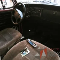 Lote 013 - Volkswagen Sedan 1994 “Vocho Teotihuacano” - Decorado con más de 19,800 Piedras Semipreciosas de Ocho tipos distintos, entre ellas Obsidiana, Jade y Venturina - Imagen 8