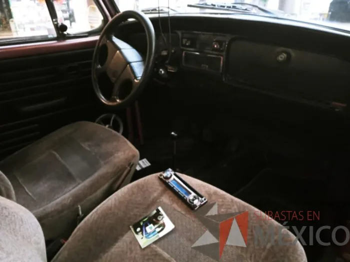 Lote 013 - Volkswagen Sedan 1994 “Vocho Teotihuacano” - Decorado con más de 19,800 Piedras Semipreciosas de Ocho tipos distintos, entre ellas Obsidiana, Jade y Venturina - Imagen 8