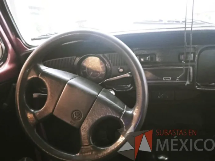 Lote 013 - Volkswagen Sedan 1994 “Vocho Teotihuacano” - Decorado con más de 19,800 Piedras Semipreciosas de Ocho tipos distintos, entre ellas Obsidiana, Jade y Venturina - Imagen 9
