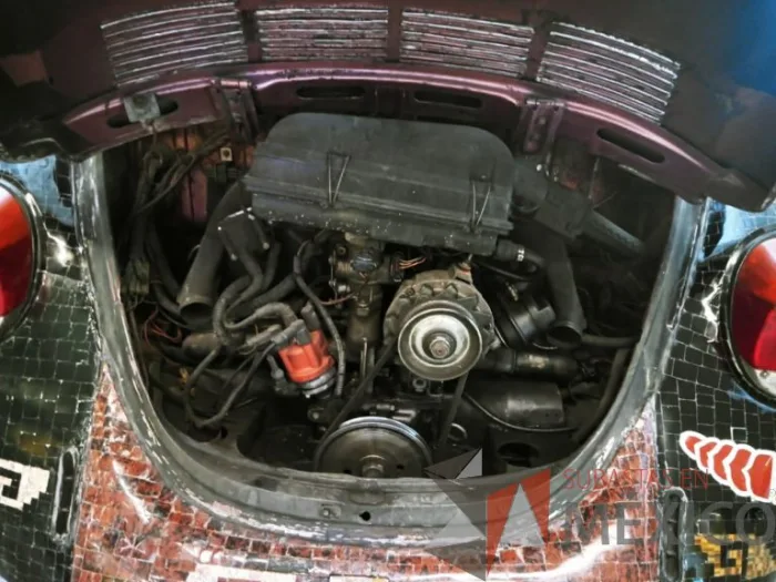 Lote 013 - Volkswagen Sedan 1994 “Vocho Teotihuacano” - Decorado con más de 19,800 Piedras Semipreciosas de Ocho tipos distintos, entre ellas Obsidiana, Jade y Venturina - Imagen 13