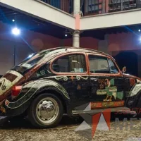 Lote 013 - Volkswagen Sedan 1994 “Vocho Teotihuacano” - Decorado con más de 19,800 Piedras Semipreciosas de Ocho tipos distintos, entre ellas Obsidiana, Jade y Venturina - Imagen 19