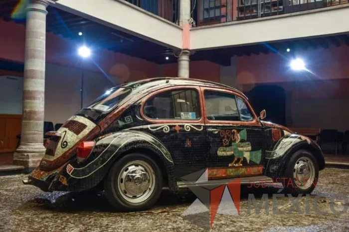 Lote 013 - Volkswagen Sedan 1994 “Vocho Teotihuacano” - Decorado con más de 19,800 Piedras Semipreciosas de Ocho tipos distintos, entre ellas Obsidiana, Jade y Venturina - Imagen 19