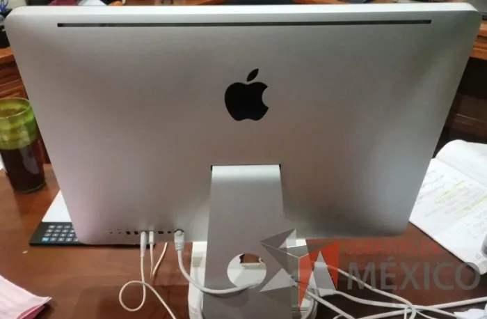 Lote 002 - iMac (21,5-inch, Mid 2011) con disco duro SSD de 500 GB - Imagen 2