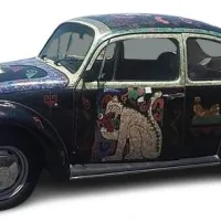 Lote 014 - Volkswagen Sedan 1998 "Vocho Maya" - Decorado con más de 24,300 minerales: obsidiana, jadeíta, calcedonia, calamita y otros.