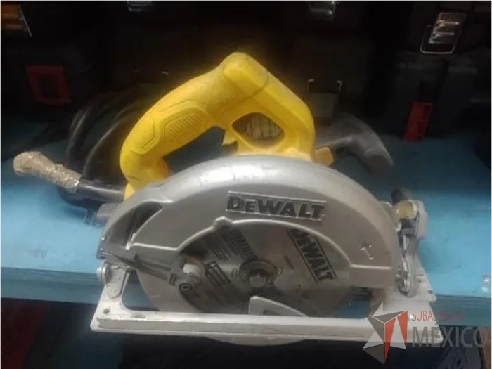 Lote 026 - Sierra circular manual DEWALT, Modelo: DWE 560-BE 
