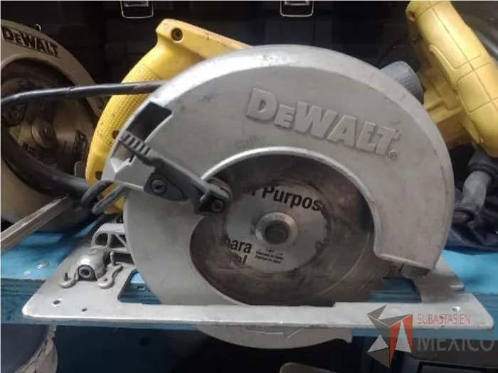 Lote 008 - Sierra circular manual DEWALT, Modelo: DWE 384