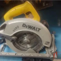 Lote 024 - Sierra circular manual DEWALT, Modelo: DWE 575-BE