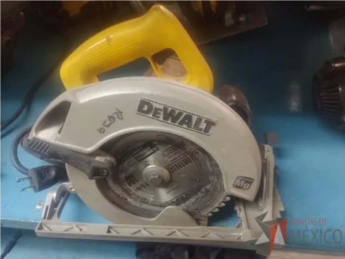 Lote 024 - Sierra circular manual DEWALT, Modelo: DWE 575-BE