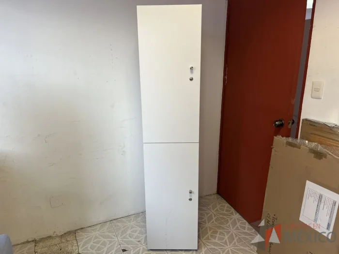 Lote 017 - Gabinete de 2 puertas color blanco - Imagen 6