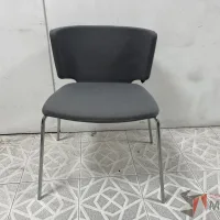 Lote 005 - 2 Sillas para visitas, asiento y respaldo en tela color gris