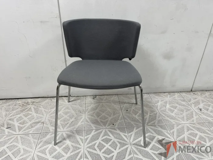 Lote 005 - 2 Sillas para visitas, asiento y respaldo en tela color gris