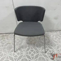 Lote 005 - 2 Sillas para visitas, asiento y respaldo en tela color gris - Imagen 4