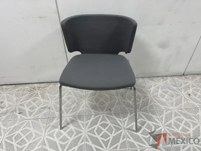 Lote 005 - 2 Sillas para visitas, asiento y respaldo en tela color gris - Imagen 4