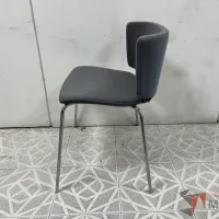Lote 005 - 2 Sillas para visitas, asiento y respaldo en tela color gris - Imagen 3
