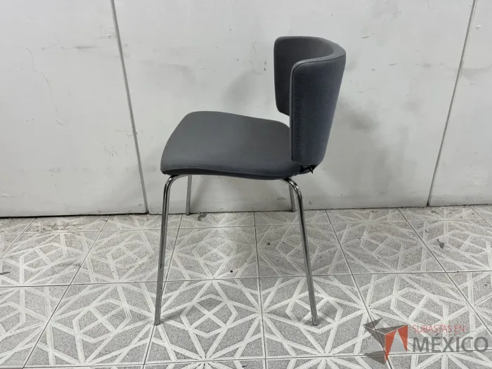 Lote 005 - 2 Sillas para visitas, asiento y respaldo en tela color gris - Imagen 3