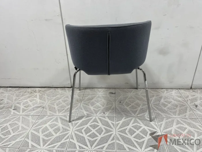 Lote 005 - 2 Sillas para visitas, asiento y respaldo en tela color gris - Imagen 2