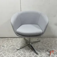 Lote 007 - Silla fija con asiento y respaldo en tela color gris