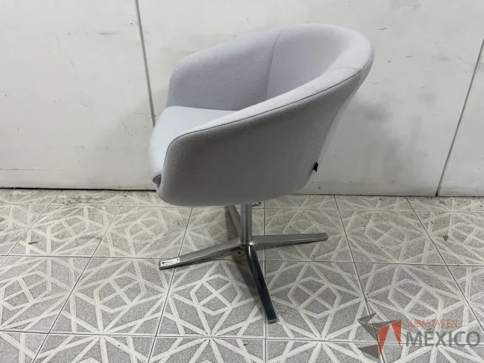 Lote 007 - Silla fija con asiento y respaldo en tela color gris - Imagen 4