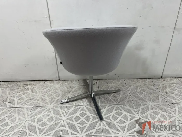Lote 007 - Silla fija con asiento y respaldo en tela color gris - Imagen 3