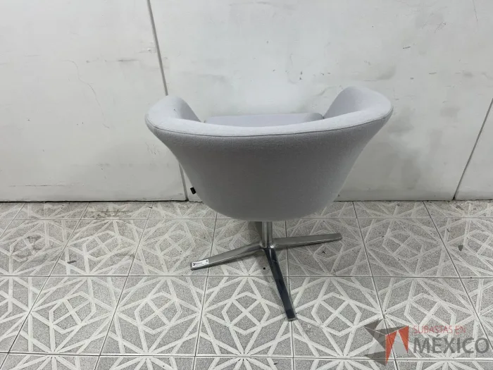 Lote 007 - Silla fija con asiento y respaldo en tela color gris - Imagen 2