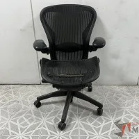 Lote 028 - Silla Herman Miller Aeron con asiento roto