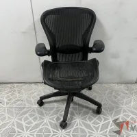 Lote 028 - Silla Herman Miller Aeron con asiento roto - Imagen 3