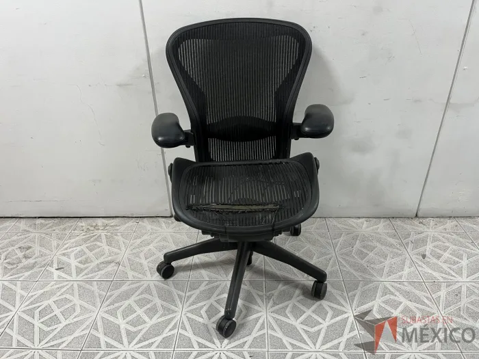 Lote 028 - Silla Herman Miller Aeron con asiento roto - Imagen 3