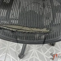 Lote 028 - Silla Herman Miller Aeron con asiento roto - Imagen 2