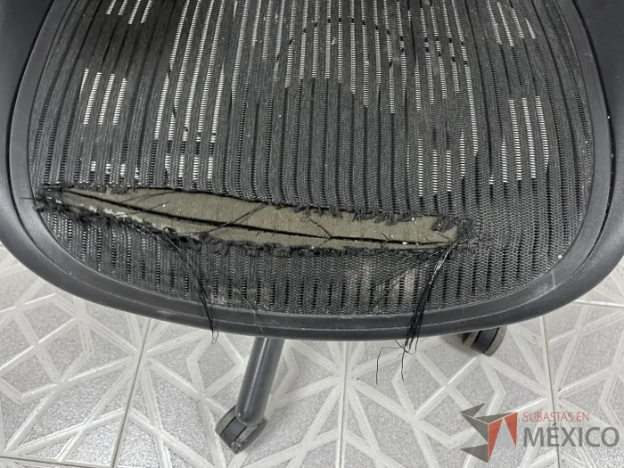 Lote 028 - Silla Herman Miller Aeron con asiento roto - Imagen 2